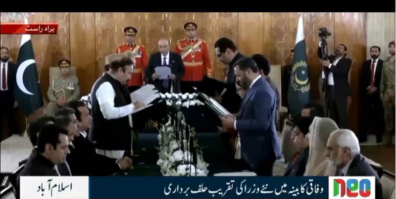 فاقی کابینہ میں اہم توسیع، 13 وزرا، 11 وزرائے مملکت اور 3 مشیروں نے ایوان صدر میں  تقریب میں حلف اٹھالیا
