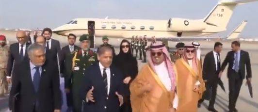 وزیراعظم شہباز شریف سعودی عرب کے دورے پر جدہ پہنچے، گورنر کا شاندار استقبال