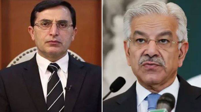 پارلیمنٹ میں خوشگوار ملاقات، بیرسٹر گوہر اور خواجہ آصف کے درمیان بات چیت