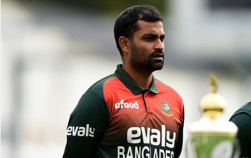 تمیم اقبال کو سینے میں تکلیف، میچ کے دوران ہسپتال منتقل کر دیا گیا