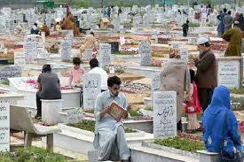 عید کے موقع پر قبرستانوں میں رش ، پیاروں کی مغفرت کے لیے دعائیں 