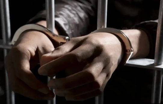 لاہور: خواتین کی شکایت پر اقبال ٹاؤن پولیس نے اوباش ملزم کو رنگے ہاتھوں پکڑ لیا 
