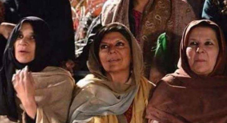 ملاقات نہ کرانے پر بانی پی ٹی آئی کی بہنوں کا احتجاج، پولیس نے حراست میں لے لیا