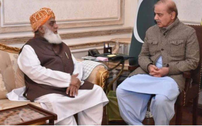 وزیراعظم شہباز شریف اور مولانا فضل الرحمان کے درمیان سیاسی صورتحال پر اہم تبادلہ خیال