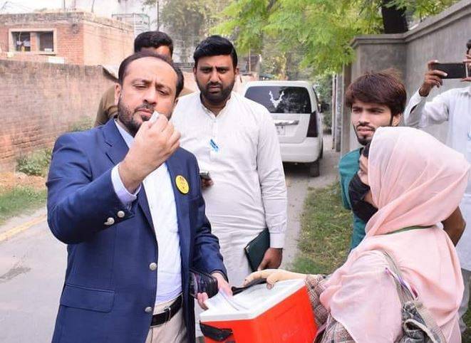 خواجہ عمران نذیر بچوں کو پولیو کے قطرے پلانے خود گھروں میں پہنچ گئے