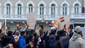 لندن میں پاکستانی ہائی کمیشن پر بھارتی شرپسندوں کا حملہ، عمارت کو نقصان