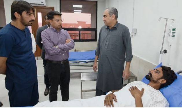 محسن نقوی کی بھارتی ڈرون حملے میں زخمی محنت کش کی عیادت، بہتر علاج کی یقین دہانی