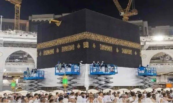 حج سے پہلے غلافِ کعبہ کو تین میٹر اونچا کر دیا گیا