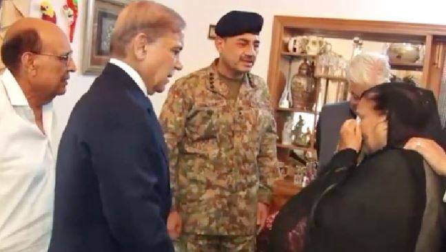 وزیراعظم اور آرمی چیف کا سکواڈرن لیڈر عثمان یوسف شہید کے گھر جا کر تعزیت، قوم کا اپنے ہیرو کو خراج عقیدت