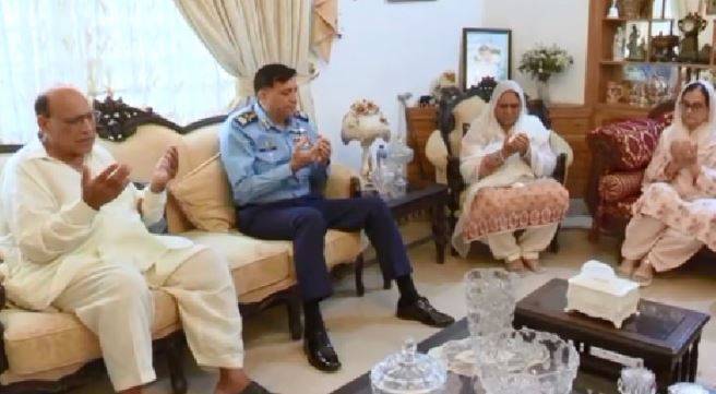 ایئر چیف مارشل کا شہید سکواڈرن لیڈر عثمان یوسف کے گھر جا کر تعزیت