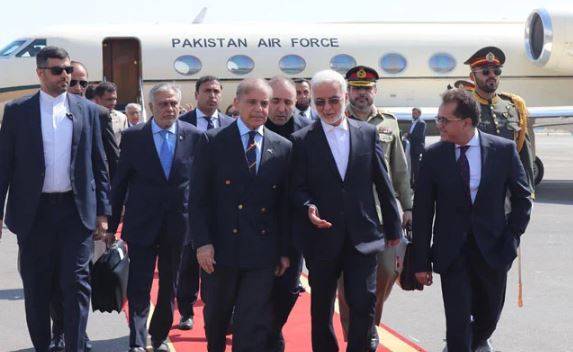 وزیراعظم شہباز شریف ایران کے سرکاری دورے پر تہران پہنچ گئے