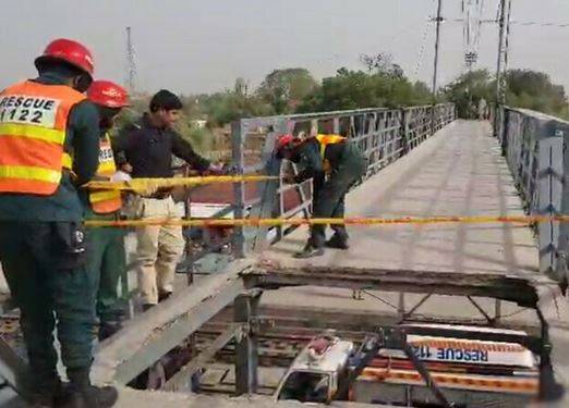 غفلت کا خمیازہ: خانیوال سٹیشن پر پل گرگیا