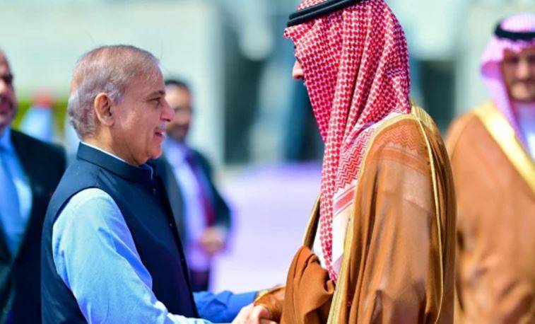 وزیراعظم شہباز شریف سعودی عرب کے دو روزہ دورے پر جدہ پہنچ گئے