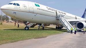 کراچی سے جدہ جانے والی سعودی ایئر کی پرواز کی ہنگامی لینڈنگ، تمام مسافر محفوظ