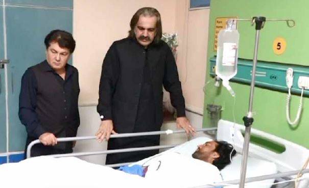وزیراعلیٰ خیبرپختونخوا علی امین گنڈاپور کا سی ایم ایچ پشاور کا دورہ ،زخمی سکیورٹی اہلکاروں سے ملاقات 