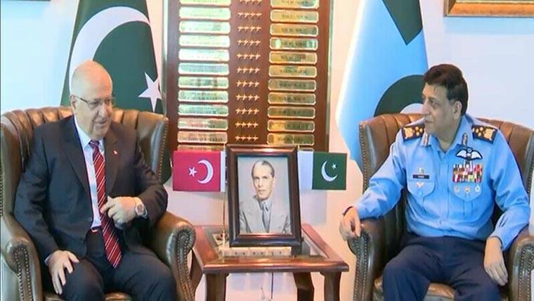 ترک وزیر دفاع کا ایئر ہیڈکوارٹرز اسلام آباد کا دورہ، پاک فضائیہ سے دفاعی تعاون بڑھانے پر اتفاق