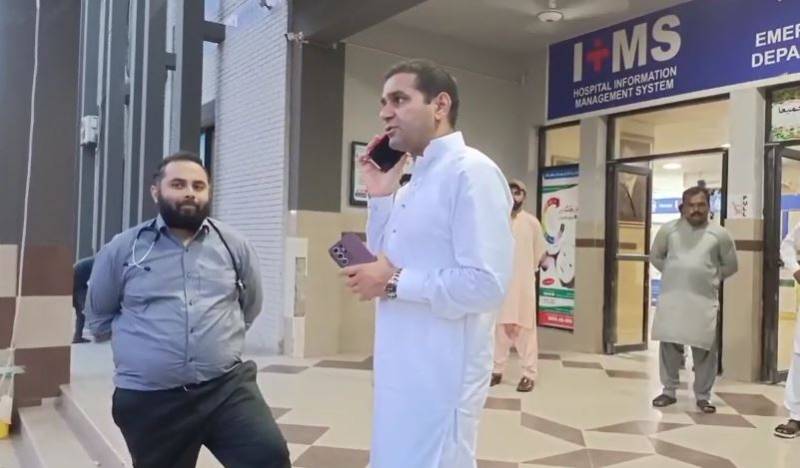 مظفرگڑھ: ڈپٹی کمشنر عثمان طاہر جپہ کا رات 4 بجے ہسپتال اور منڈیوں کا اچانک معائنہ
