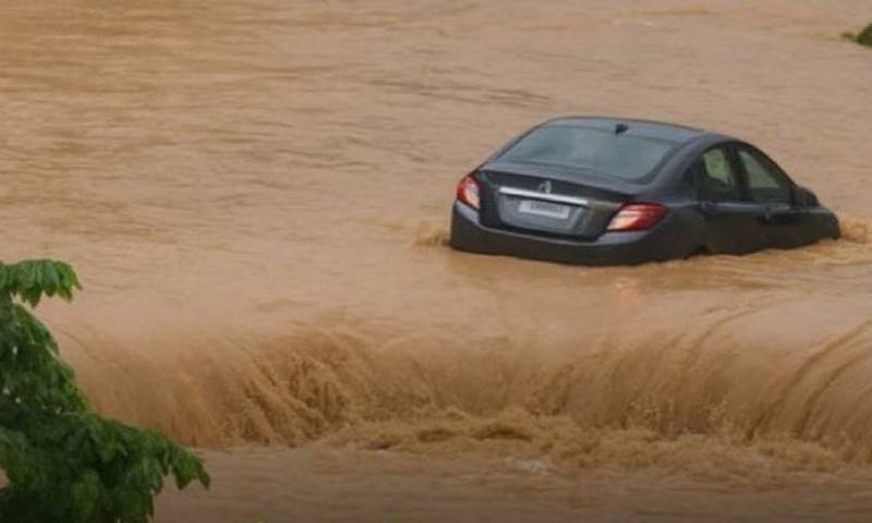  برساتی نالے میں گاڑی سمیت بہہ جانے والےباپ بیٹی کا ابھی تک کچھ پتہ نہیں چل سکا