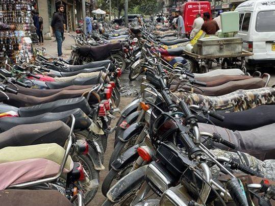 کراچی کے 25 ٹاؤنز میں شہری سڑکوں پر پارکنگ فیس مکمل طور پر ختم
