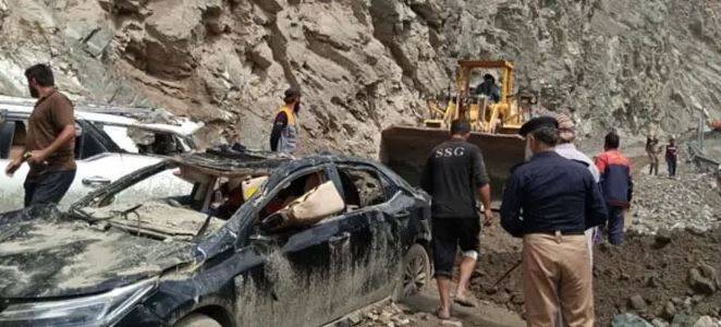 چلاس میں لینڈ سلائیڈنگ کے باعث فیری میڈوز روڈ بند، سیاحوں کی ریسکیو کارروائیاں جاری