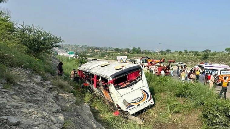 چکوال ، بس کھائی میں گرنے سے 8 افراد جاں بحق ، 18 زخمی