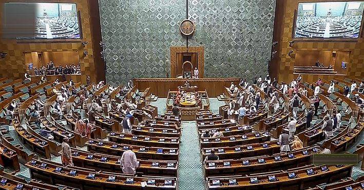  ’وہ طیارے جن کی پوجا لیموں اور مرچ سے کی گئی تھی، کہاں گئے؟‘:لوک سبھا میں شدید ہنگامہ