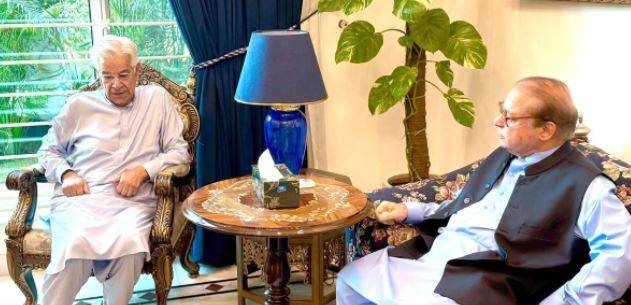 نواز شریف اور خواجہ آصف کی ملاقات، سیاسی صورتحال پر اہم گفتگو