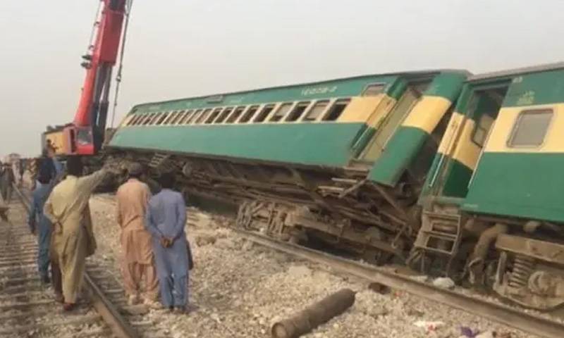 رحیم یار خان میں عوام ایکسپریس کی تین بوگیاں پٹری سے اتر گئیں