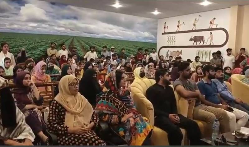 بہاولپور کے طلبہ و طالبات کا چولستان میں گرین پاکستان منصوبوں کا دورہ