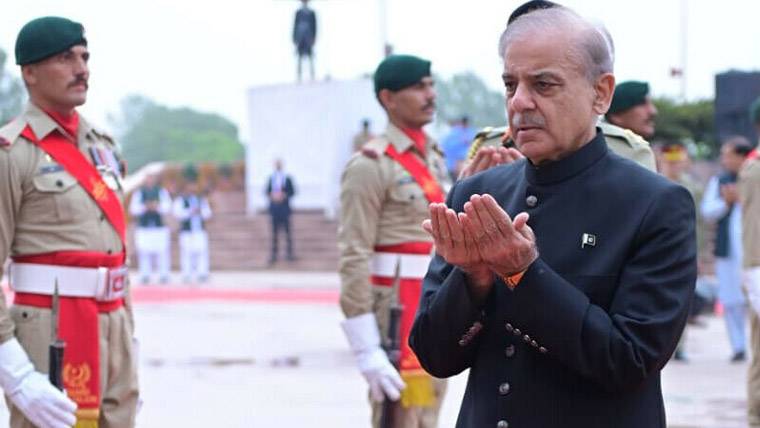یومِ آزادی پر پاکستان مونومنٹ پر وزیر اعظم شہباز شریف کی پرچم کشائی