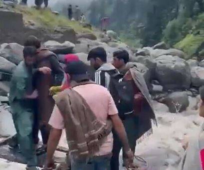 وادی نیلم: سیلابی صورتِ حال کے بعد پھنسے 700 سے زائد سیاح بحفاظت نکال لیے گئے