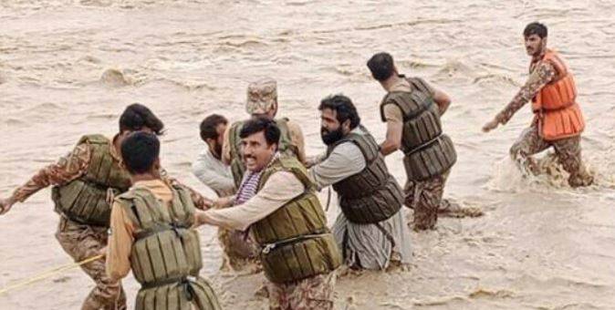 پاک فوج کی سیلاب متاثرین کی بحالی میں اہم کردار، ایک دن کی تنخواہ اور راشن وقف