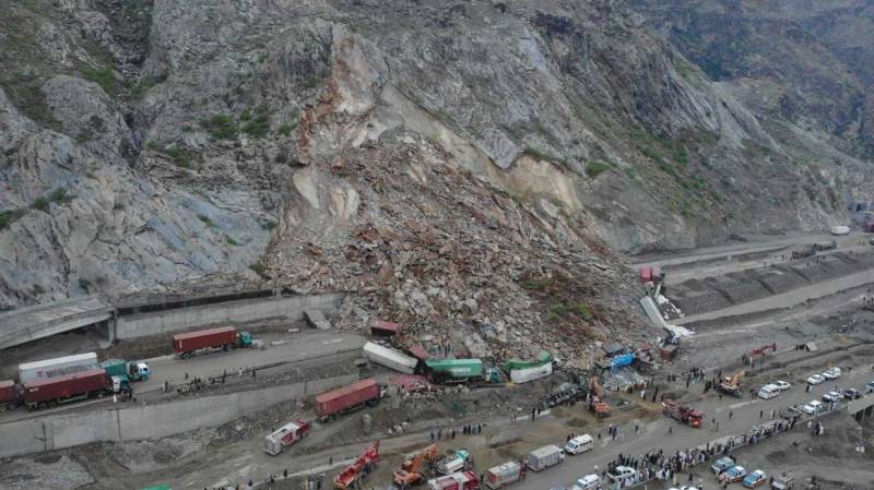 سیلاب اور لینڈ سلائیڈنگ کی وجہ سے سڑکوں کی بندش: گلگت بلتستان میں راستے متاثر، این ای او سی کی احتیاطی ہدایات