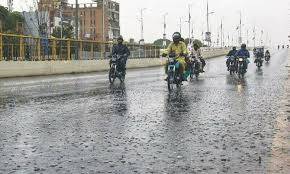  کراچی میں موسلادھار بارش کا دوسرا دن، سڑکیں زیرِ آب، نظامِ زندگی مفلوج