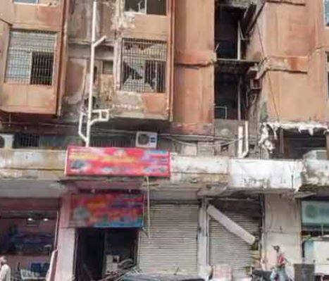 کراچی: پٹاخوں کے گودام میں دھماکہ اور آگ،34 افراد زخمی