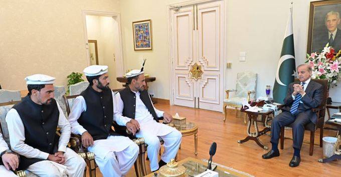 وزیراعظم کی گلگت بلتستان میں جانیں بچانے والے قومی ہیروز سے ملاقات، فی کس 25 لاکھ روپے انعام دیا گیا