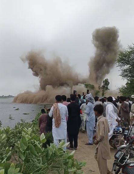 ہیڈ قادرآباد کے قریب پانی کے دباؤ کو کم کرنے کے لیے حفاظتی طور پر ایک چھوٹا دھماکہ کر کے شگاف لگایا گیا