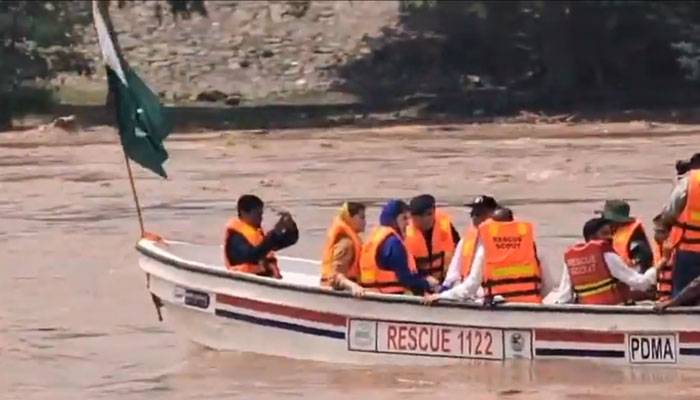 وزیراعلیٰ پنجاب مریم نواز نے دریائے راوی میں سیلاب کی صورتحال کا خود جا کر جائزہ لیا