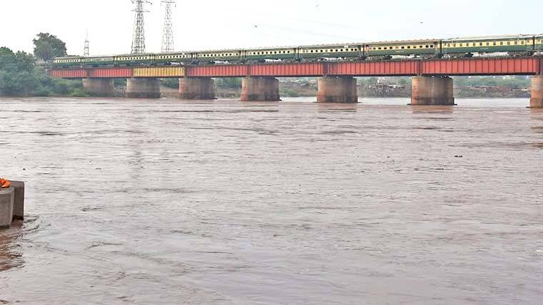 شاہدرہ اور بلوکی میں دریائے راوی کی طغیانی، کئی علاقے زیرِ آب، شہریوں کی نقل مکانی جاری