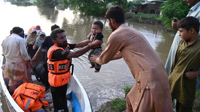 پنجاب میں خطرناک سیلاب، دریا بپھر گئے، لاکھوں افراد متاثر، 17 جانیں چلی گئیں
