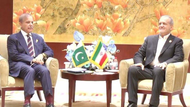 وزیراعظم شہباز شریف اور ایرانی صدر مسعود پزشکیان کی ملاقات، تعلقات کو مزید مضبوط بنانے پر اتفاق