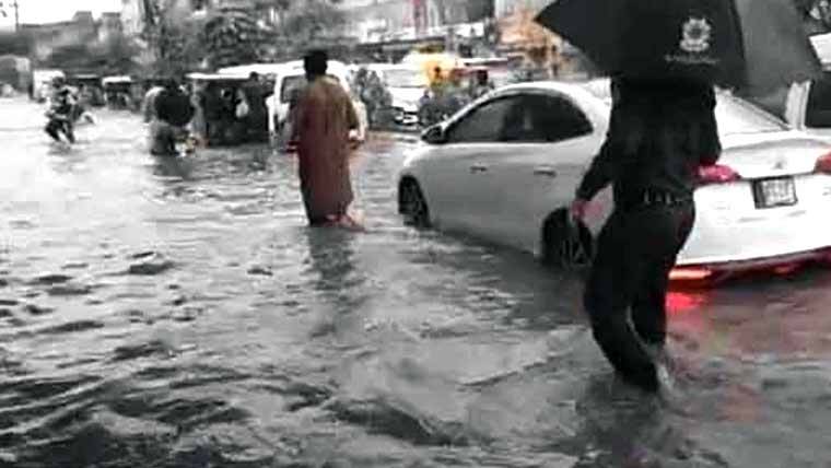 بونیر میں زور دار بارش، پانی گھروں اور بازار میں گھس گیا