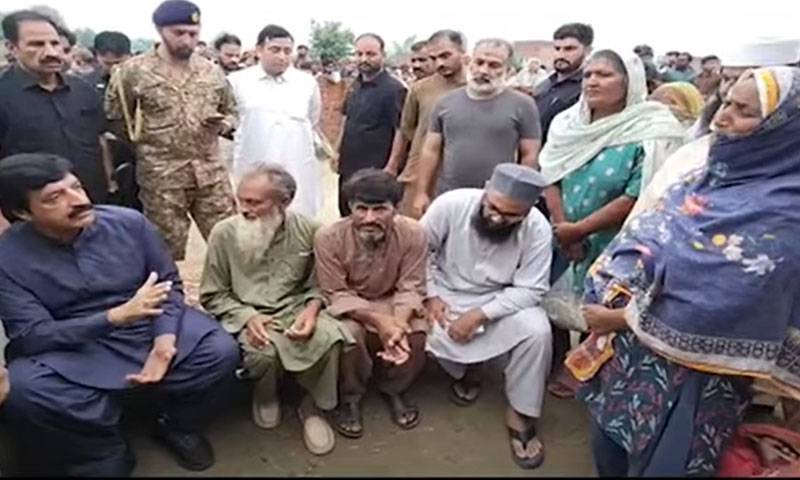 گورنر پنجاب کی سیلاب متاثرہ خاندان سے ملاقات، 9 بچیوں کی شادی کا خرچ اٹھانے کا اعلان