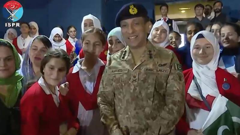 ڈی جی آئی ایس پی آر لیفٹیننٹ جنرل احمد شریف چودھری کا مری کے تعلیمی اداروں کا دورہ، طلبہ سے خوشگوار ملاقات