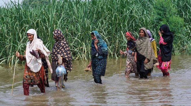 پنجاب میں سیلاب نے تباہی مچا دی، جلال پور پیروالا میں بند ٹوٹنے سے درجنوں بستیاں زیرِ آب
