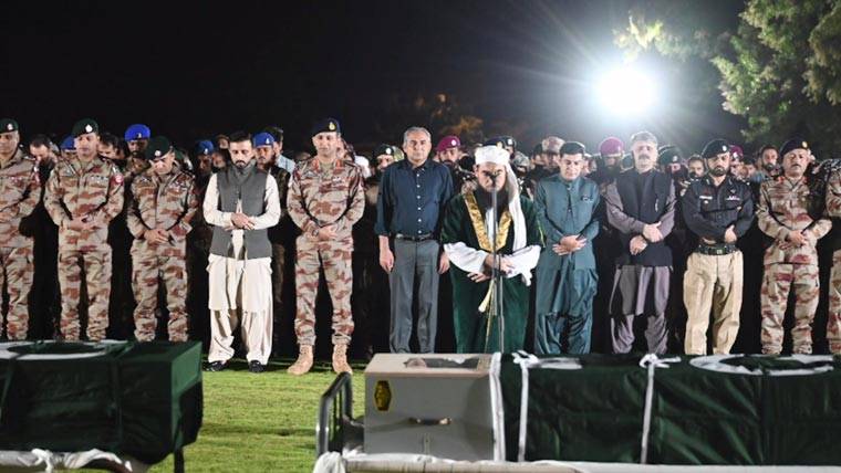 تربت : وفاقی وزیرداخلہ محسن نقوی کی شہید کیپٹن وقار احمد اور دیگر جوانوں کی نماز جنازہ میں شرکت