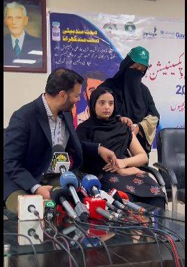 مصطفیٰ کمال کا اہم قدم، بیٹی کو ویکسین لگا کر افواہوں کو چیلنج کر دیا