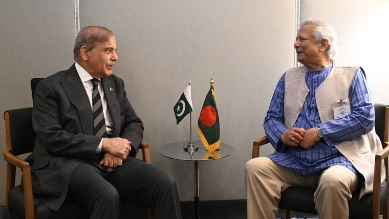 وزیراعظم شہباز شریف اور بنگلہ دیش کے چیف ایڈوائزر پروفیسر محمد یونس کی ملاقات، دوطرفہ تعلقات کو مضبوط بنانے پر اتفاق