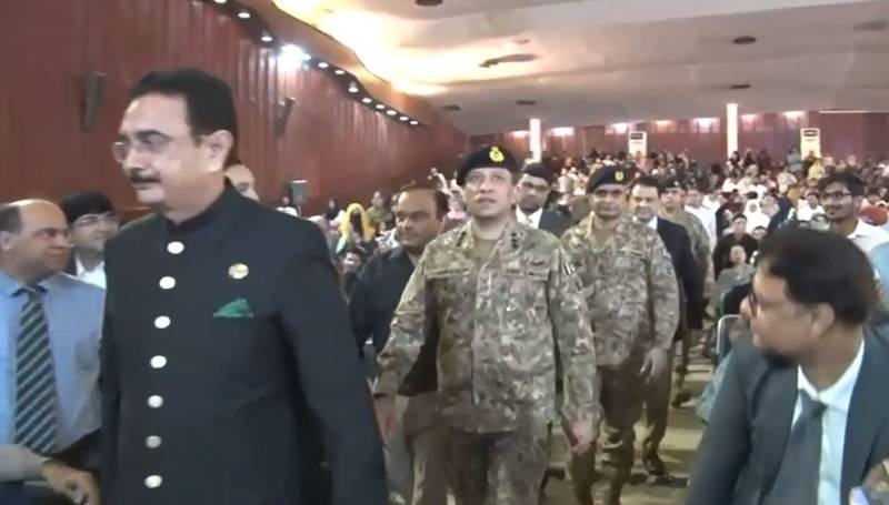 ڈی جی آئی ایس پی آر لیفٹیننٹ جنرل احمد شریف چوہدری کا پنجاب یونیورسٹی لاہور میں پرتپاک استقبال
