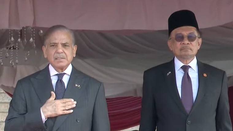 ملائیشیا پہنچنے پر وزیراعظم شہباز شریف کا شاندار استقبال، گارڈ آف آنر بھی پیش کیا گیا